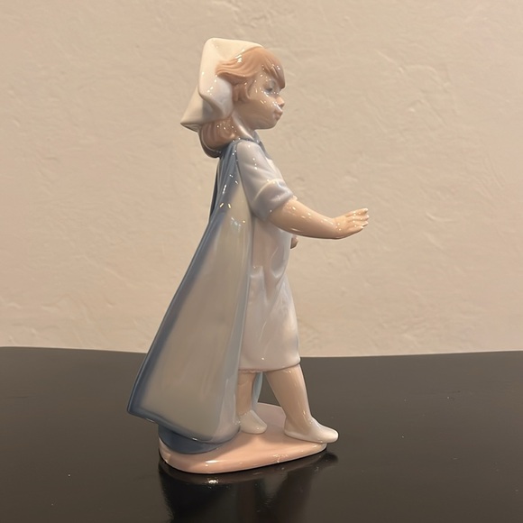 Lladro 6307 “Young Nurse” - Picture 6 of 8